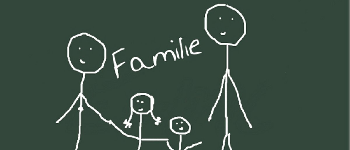 eine Familie ist auf eine Tafel gemalt und Familie darüber geschrieben
