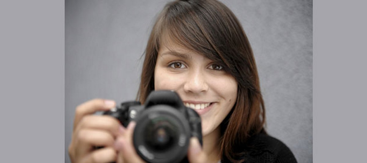 Junge Frau mit Kamera