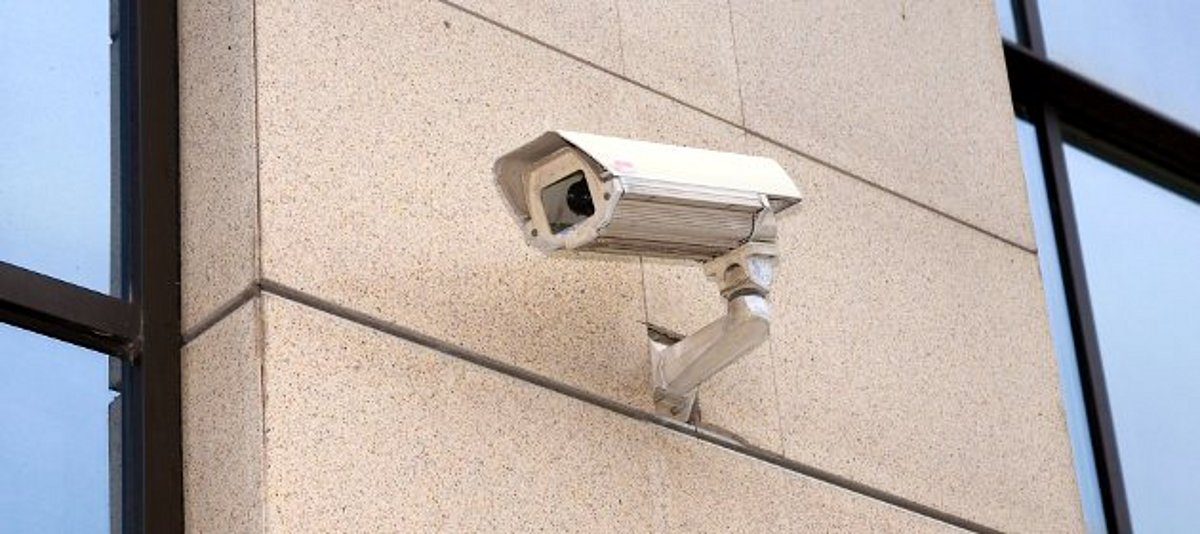 Überwachungskamera an Hausfassade