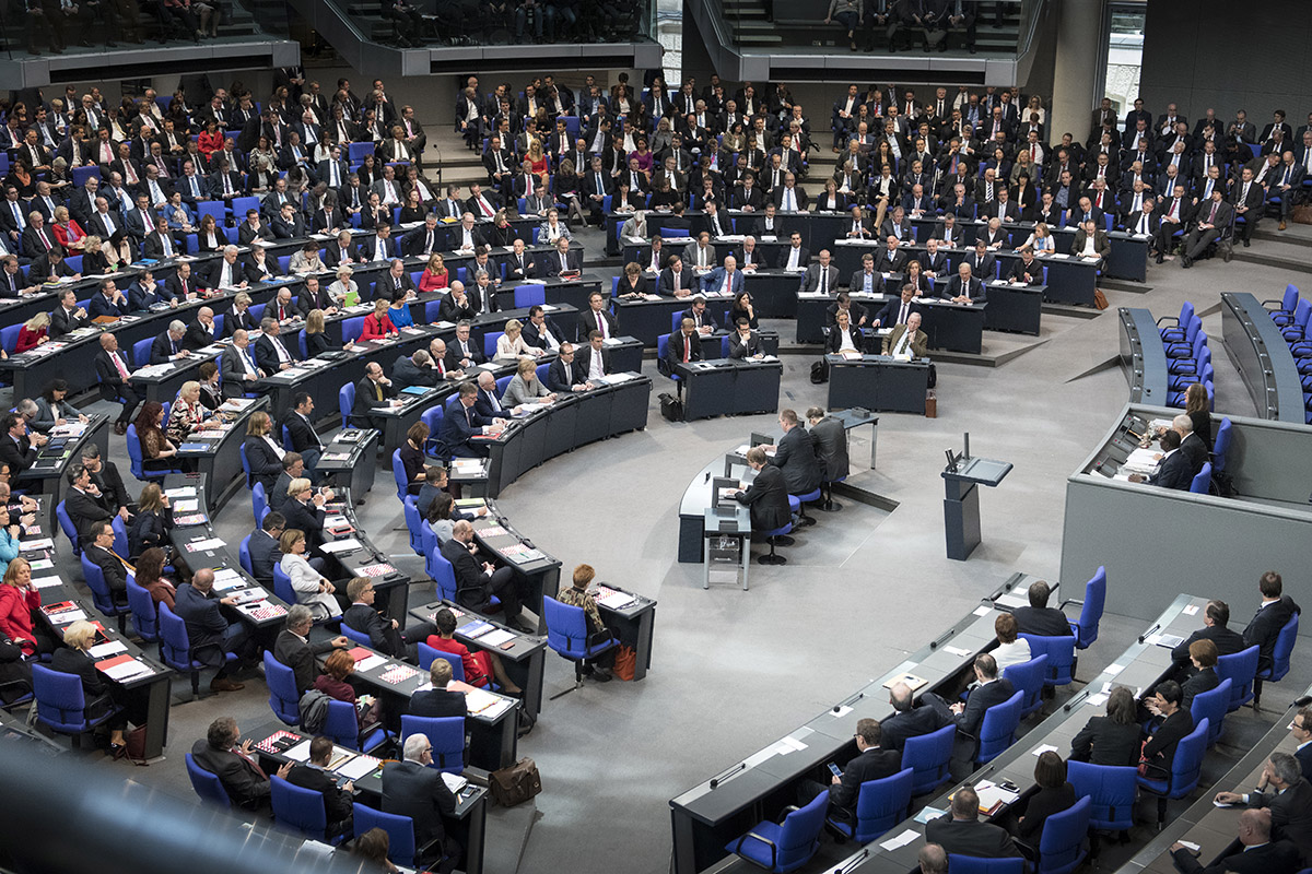 Überblick in den Plenarsaal des Bundestags bei der konstituierenden Sitzung 