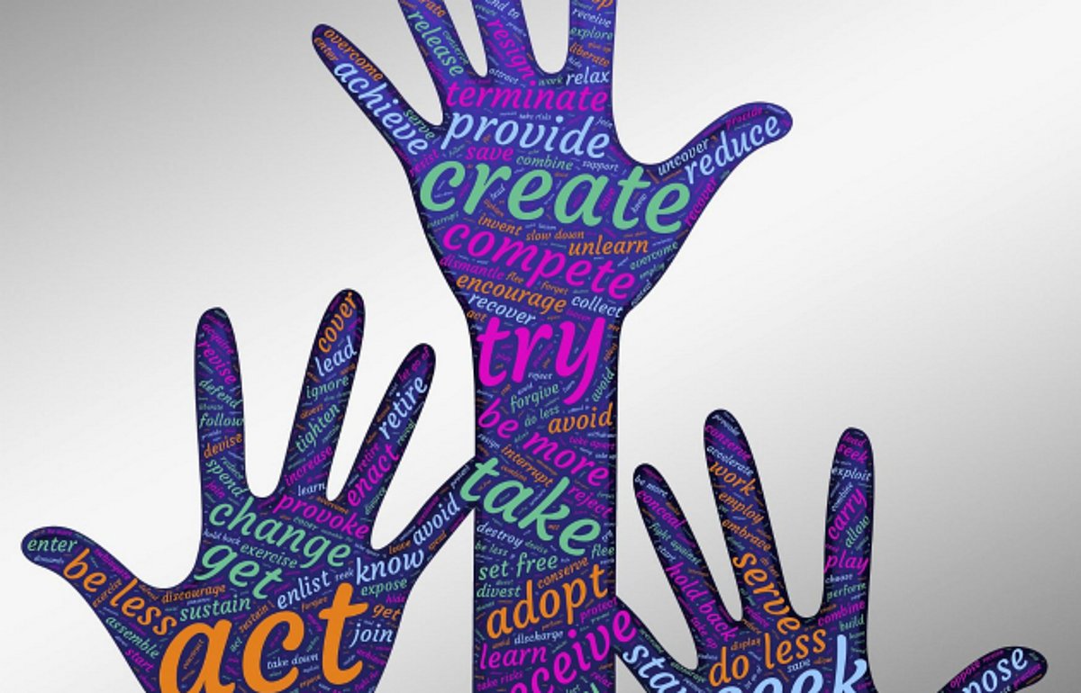 Hände mit Wörtern wie act oder create