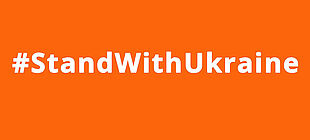 Der Hashtag 'standwithukraine' auf orangenem Hintergrund