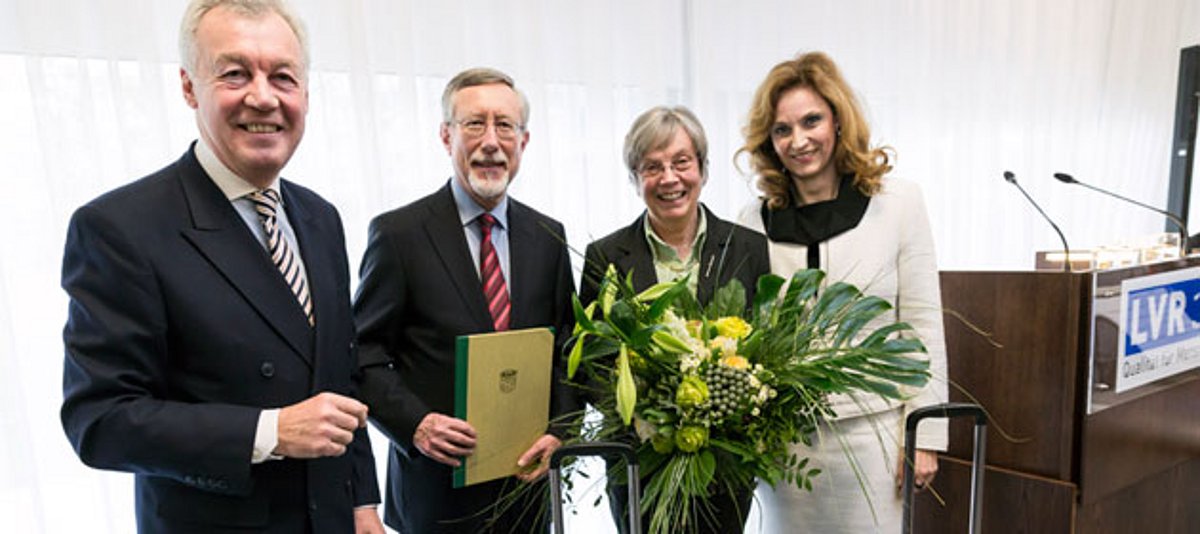 Bei der Feierstunde (v.l.): Prof. Dr. Jürgen Wilhelm, Reinhard Elzer mit Ehefrau Gaby und Ulrike Lubek.