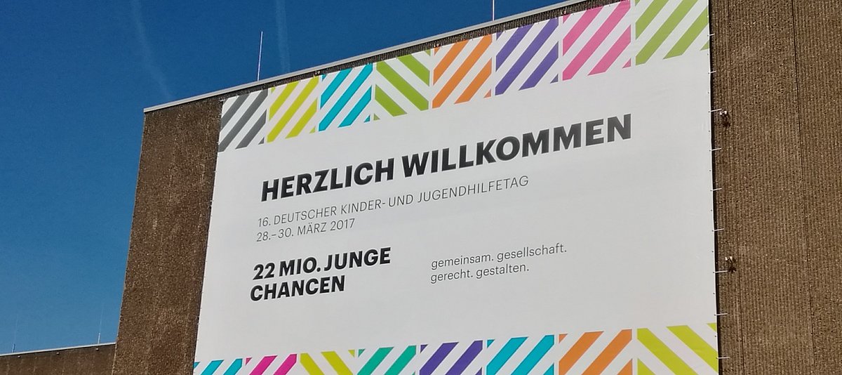 Banner am Eingang der Messe Düsseldorf mit dem Schriftzug HERZLICH WILLKOMMEN