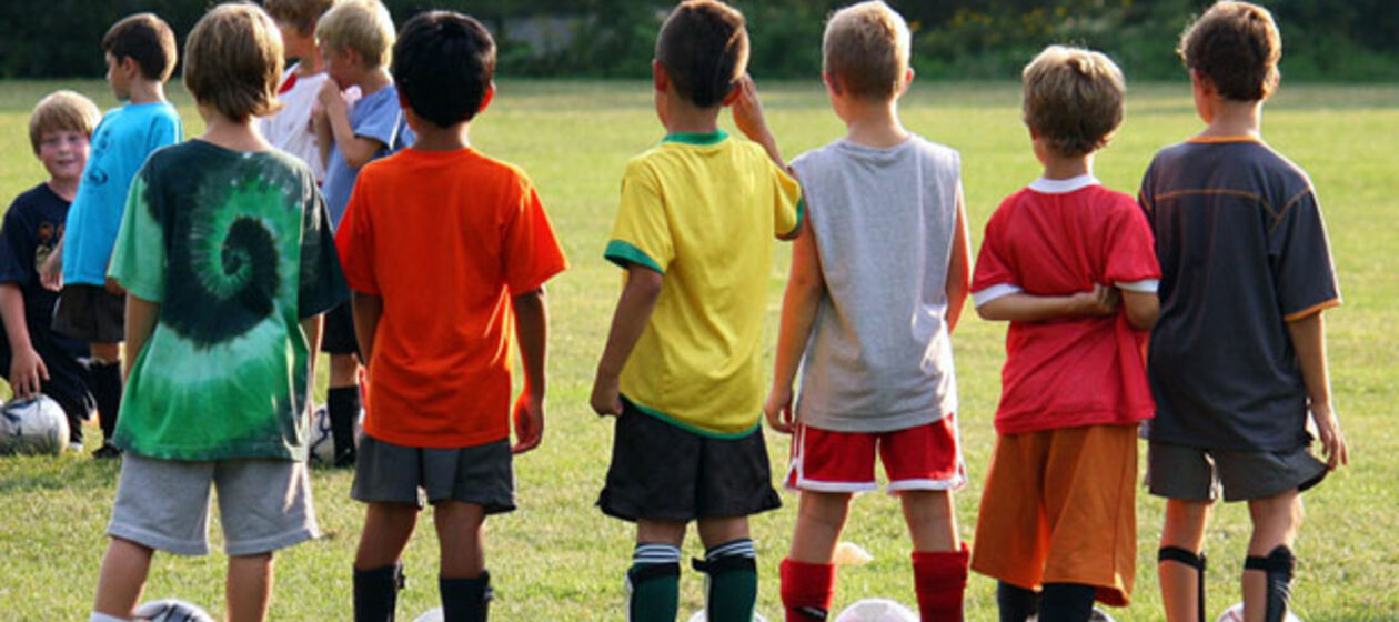 Eine Gruppe Jungen beim Fußball