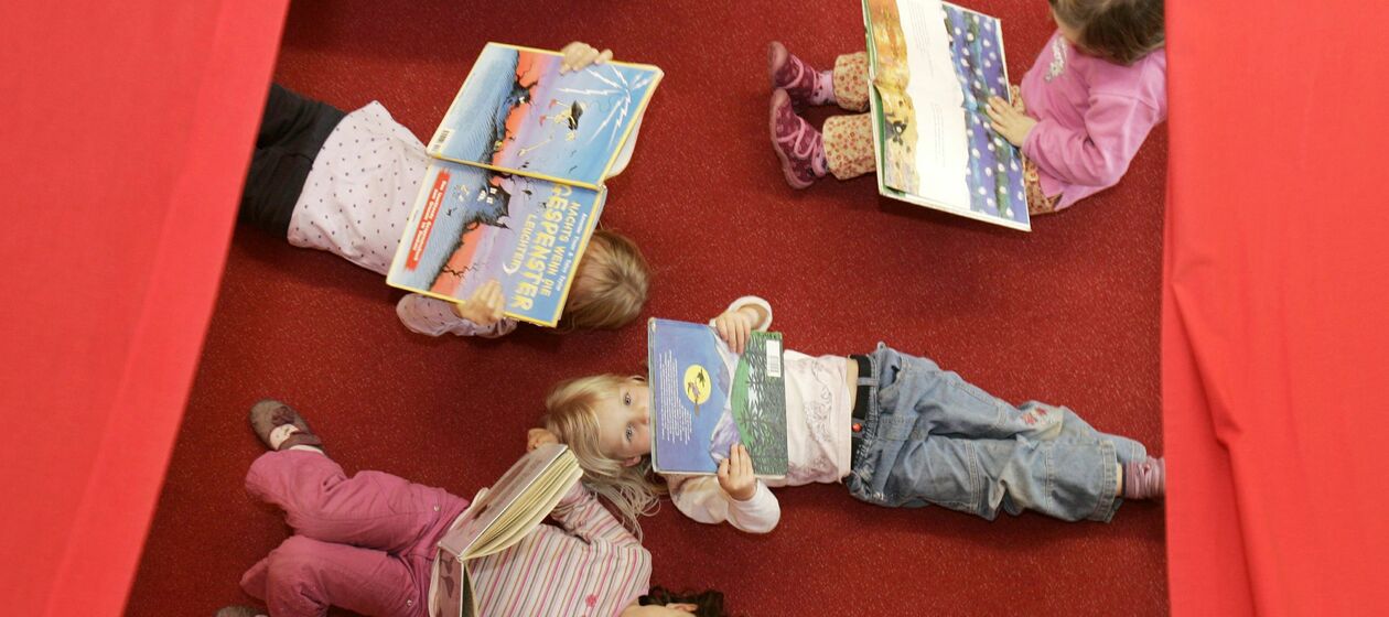 Kindergartenkinder lesen