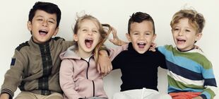 Eine Gruppe Kinder schaut lachend in die Kamera