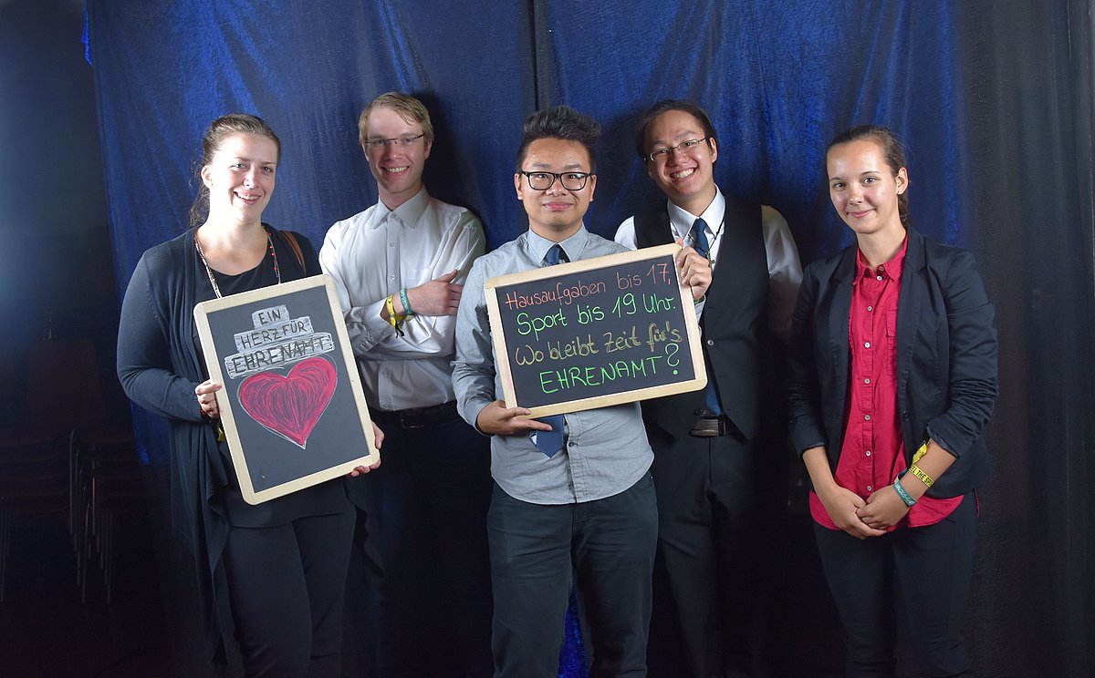 Team von der EA-Kampagner des LJR Berlin mit zwei Kreidetafeln und der Forderung für ein Herz und mehr Zeit für das Ehrenamt 
