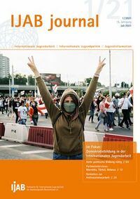 Cover mit Titelbild: eine mit Kapuzenpullover und Tuch über Mund und Nase vermummte, junge Frau streckt bei einer prodemokratischen Belarus-Demonstration beide Armen zum Himmel, die Finger zum Victory-Zeichen.