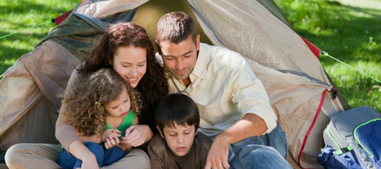 Eine Familie vor dem Zelt