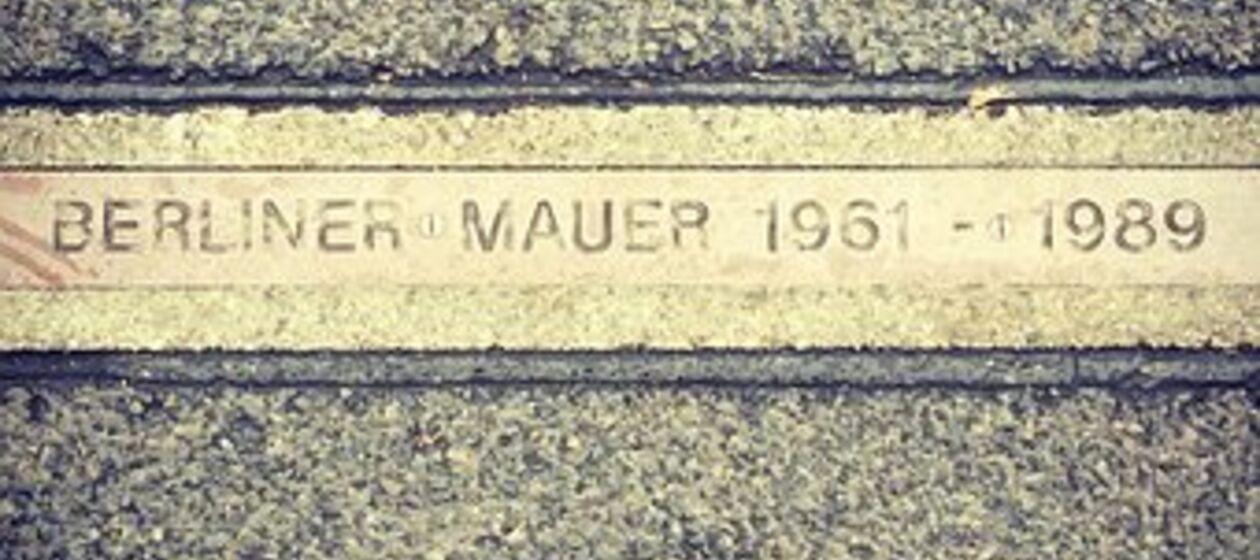 Gedenkstreifen an Berliner Mauer mit Schriftzug