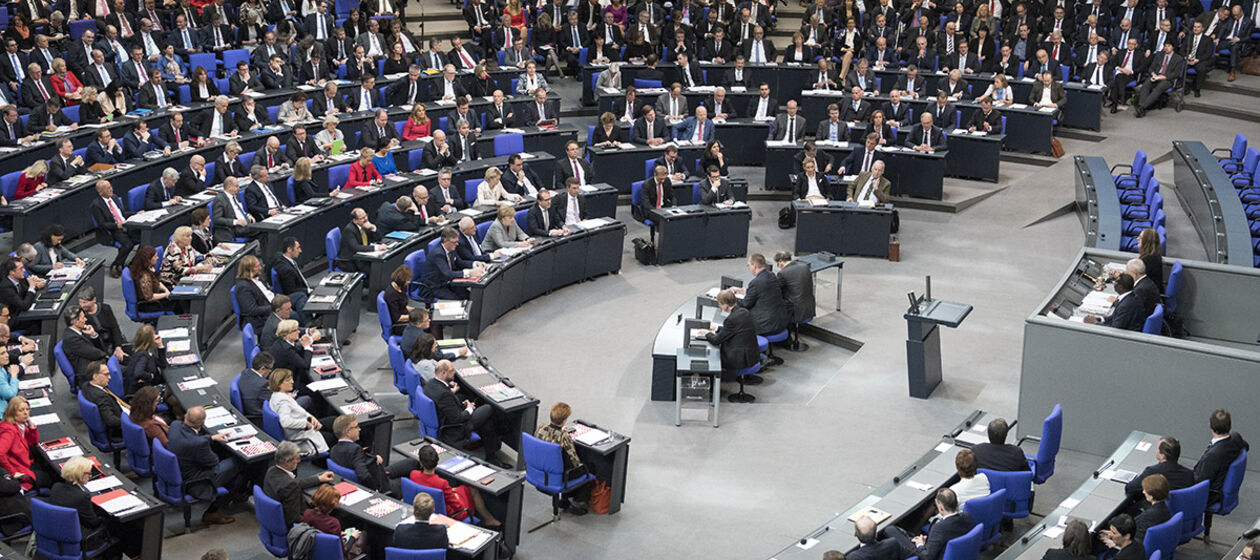 Überblick in den Plenarsaal des Bundestags bei der konstituierenden Sitzung 