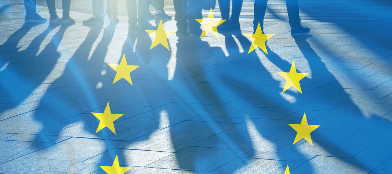 Schatten einer Gruppe mit den Sternen der Europäischen Union.
