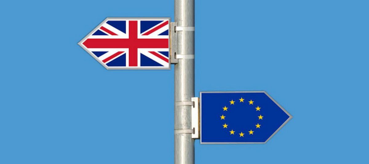Union Jack und Europafahne zeigen an Flaggenmast in entgegengesetzte Richtung