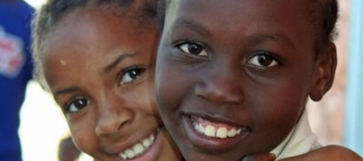 Kinderfreundschaft - zwei Kinder lächeln in die Kamera. Foto: vagamundos.info /pixelio.de
