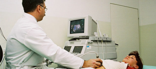 Ein Arzt mach eine Ultraschalluntersuchung.