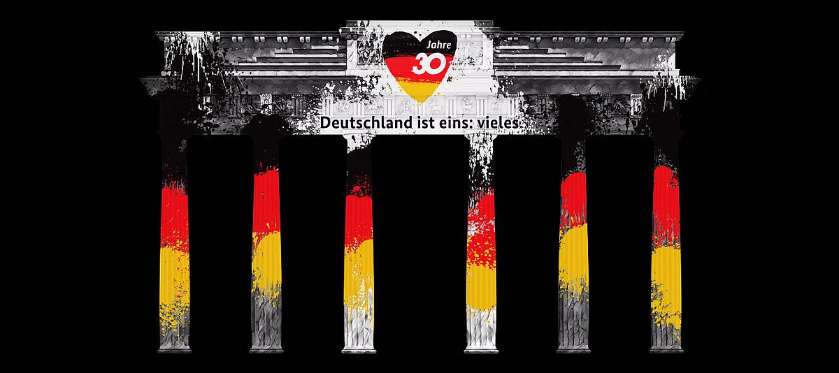 Grafik des Brandenburger Tors, das mit den Farben der Deutschlandfahne angestrahlt ist