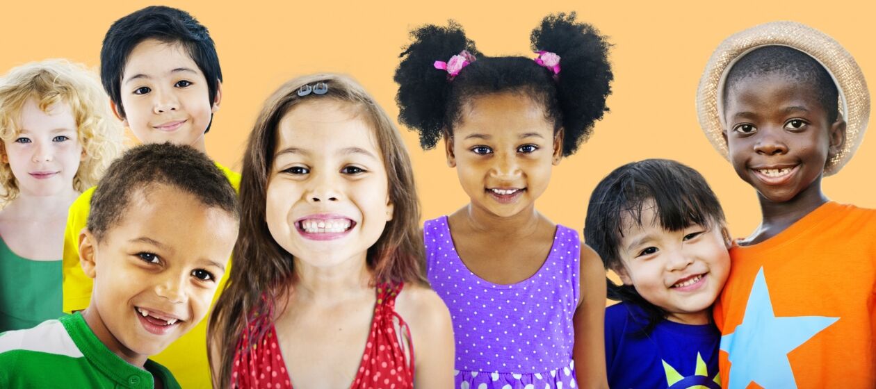 Eine Gruppe von Kindern mit unterschiedlicher Hautfarbe