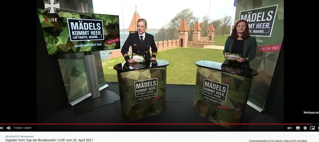 Screenshot vom Girls' Day-Livestream der Bundeswehr mit zwei Moderatorinnen
