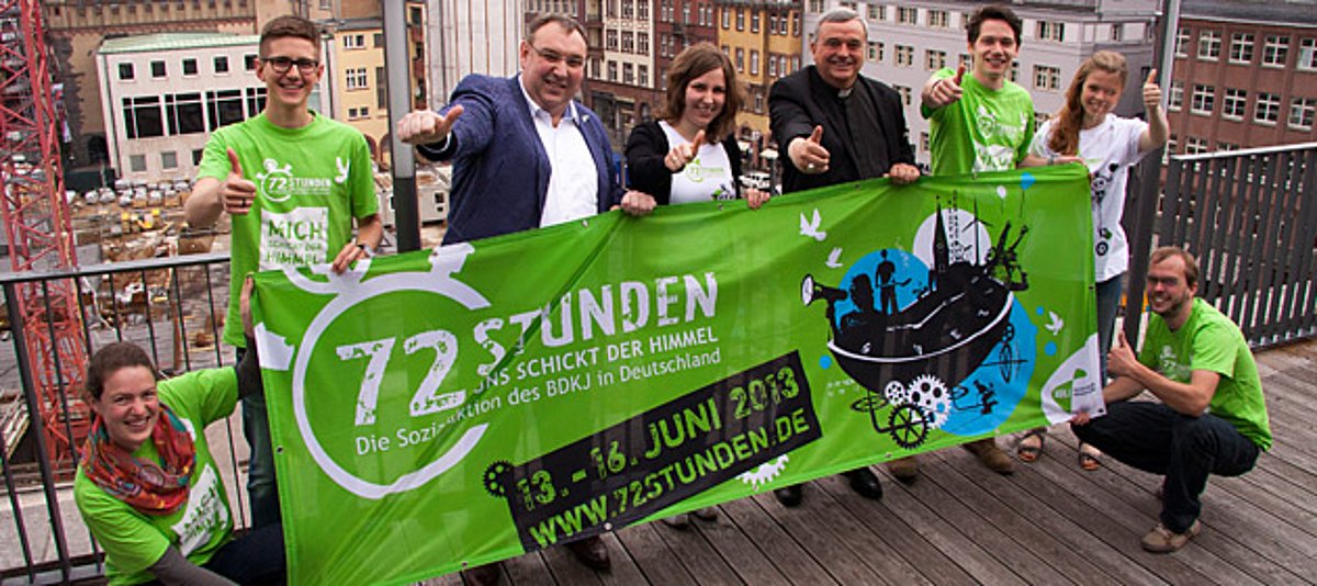 Aktionsgruppenmitglieder mit Dirk Tänzler und Bischof Wiesemann über den Dächern Frankfurts