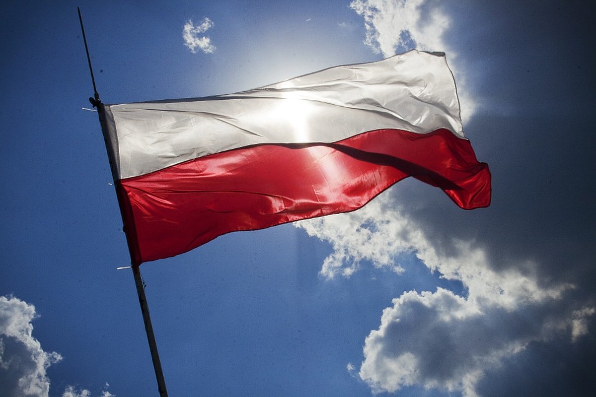 Flagge Polens vor blauem Himmel