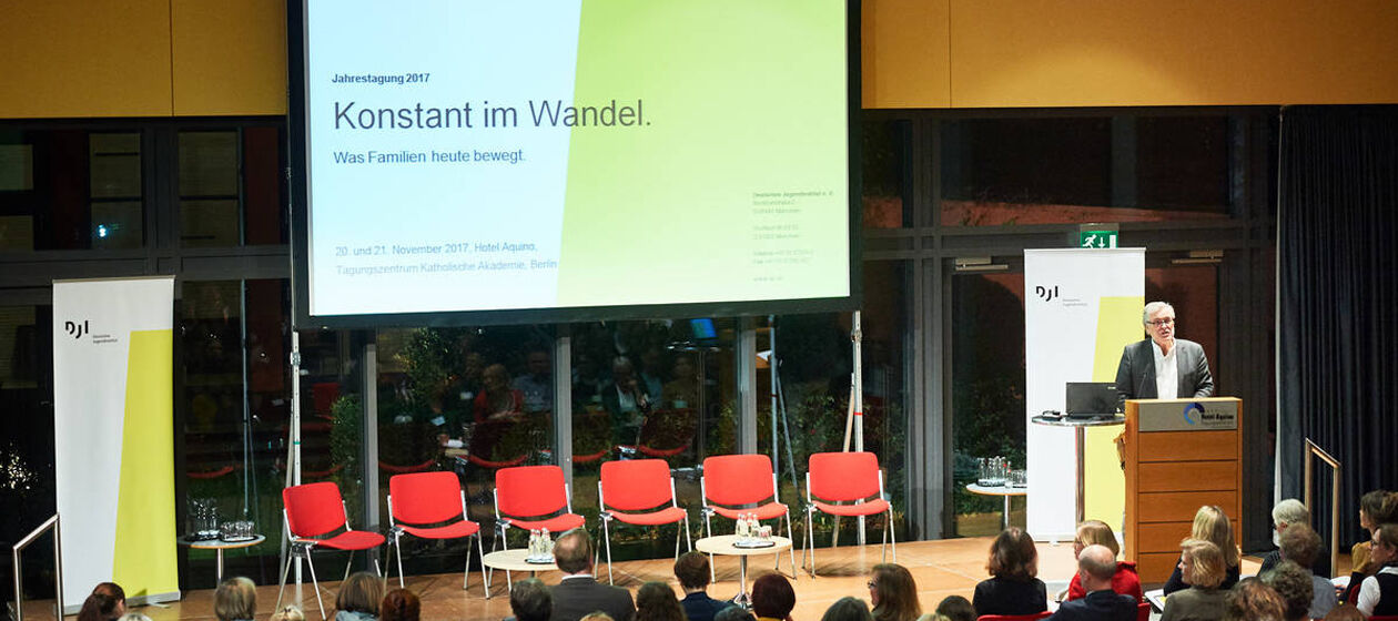 DJI-Direktor Prof. Dr. Thomas Rauschenbach bei der Eröffnung des Tagung "Konstant im Wandel. Was Familien heute bewegt" am 20.11.2017 im Berliner Hotel Aquino. 