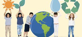 Kinder neben einem Globus halten Natur und Recycling Symbole in die Luft