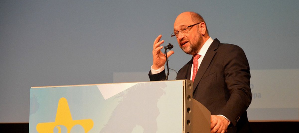 Martin Schulz steht an einem Podium