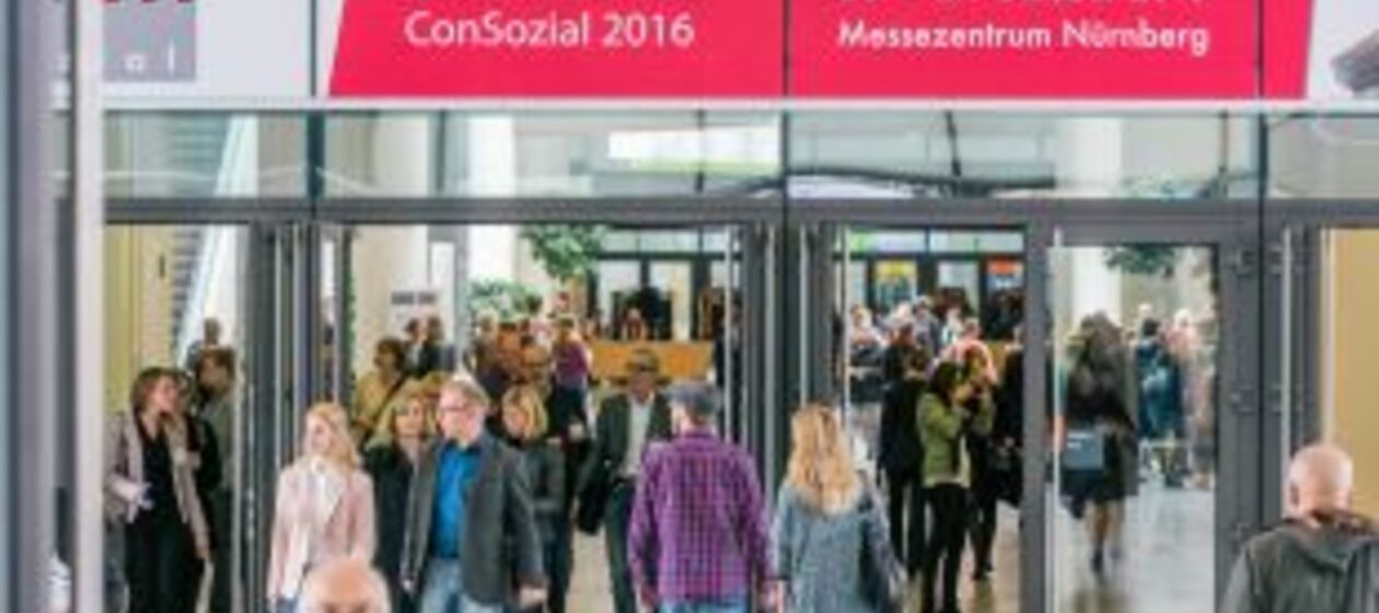 Einlass zur Messe Nürnberg mit Bannerbeschriftung ConSozial 2016