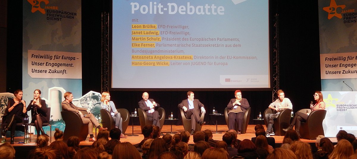 Podium mit den Teilnehmern der Polit-Debatte 