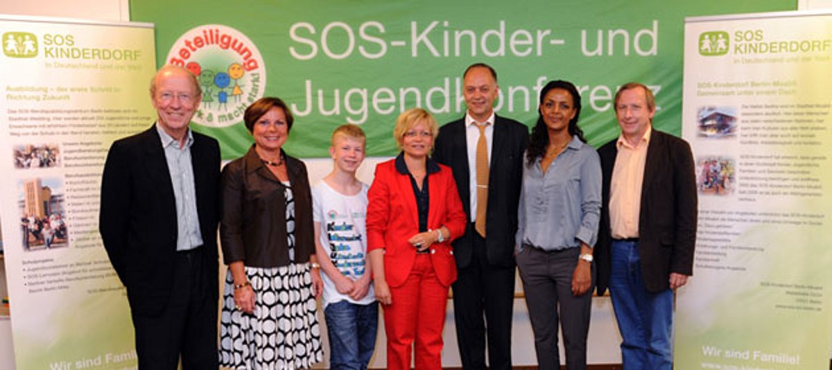 Pressekonfrenzteilnehmende zur SOS-Kinderdorf-Konferenz am 20.06.2012