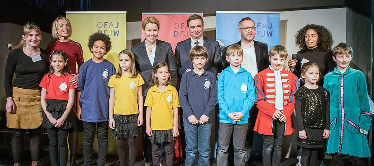 Bundesjugendministerin Giffey und Staatsminister Roth mit Kindern beim Neujahrsempfang des Deutsch-Französischen Jugendwerks  