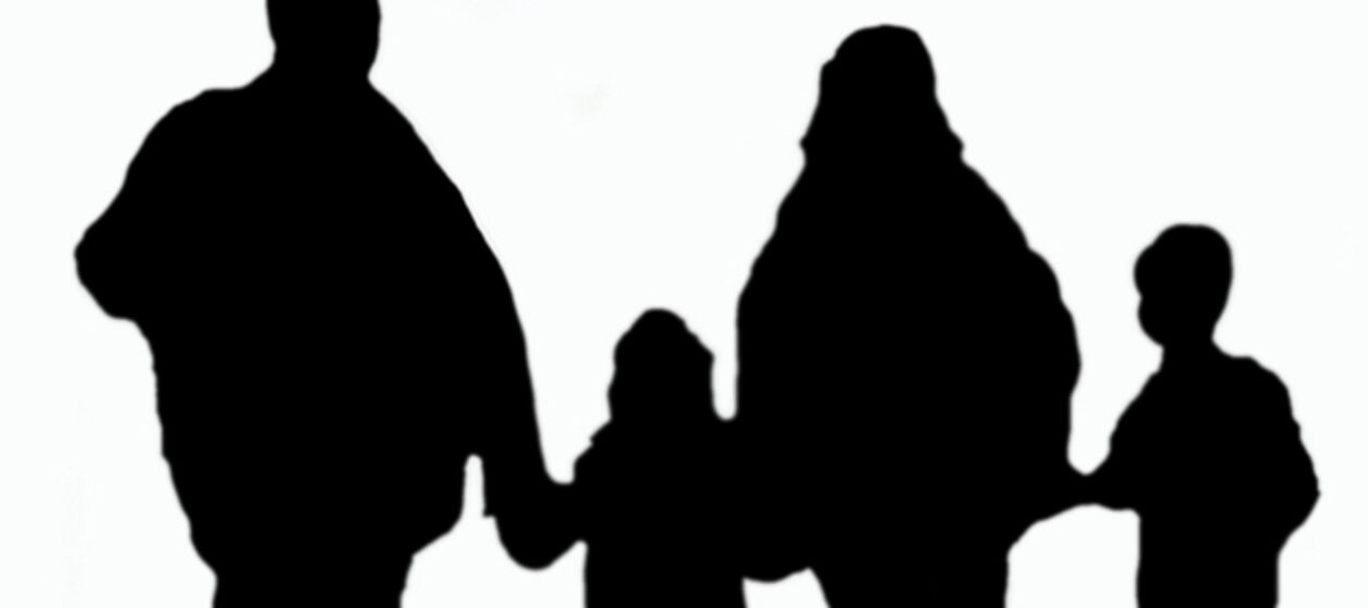 Das Bild zeigt die Silhouette einer Familie.