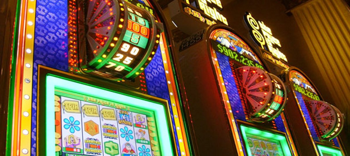 Mehrere Glücksspielautomaten
