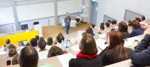 Studenten hören einen Vortrag in einer Vorlesung im Hörsaal.