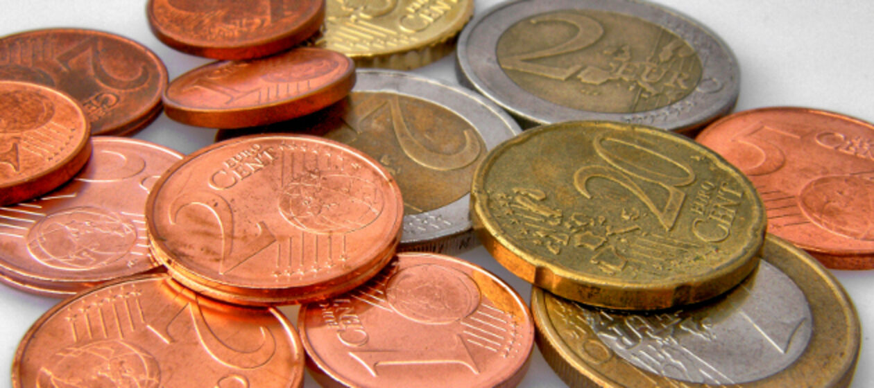 Euro-Stücke und Cent-Münzen liegen aufeinander