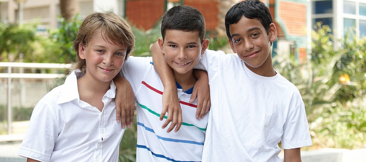 Die drei Jungen auf dem Bild sind eng miteinander befreundet.