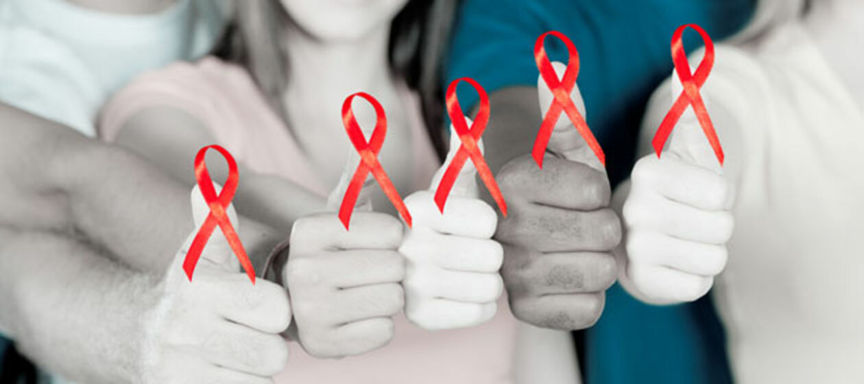 Fünf Daumen mit HIV-Schleifen
