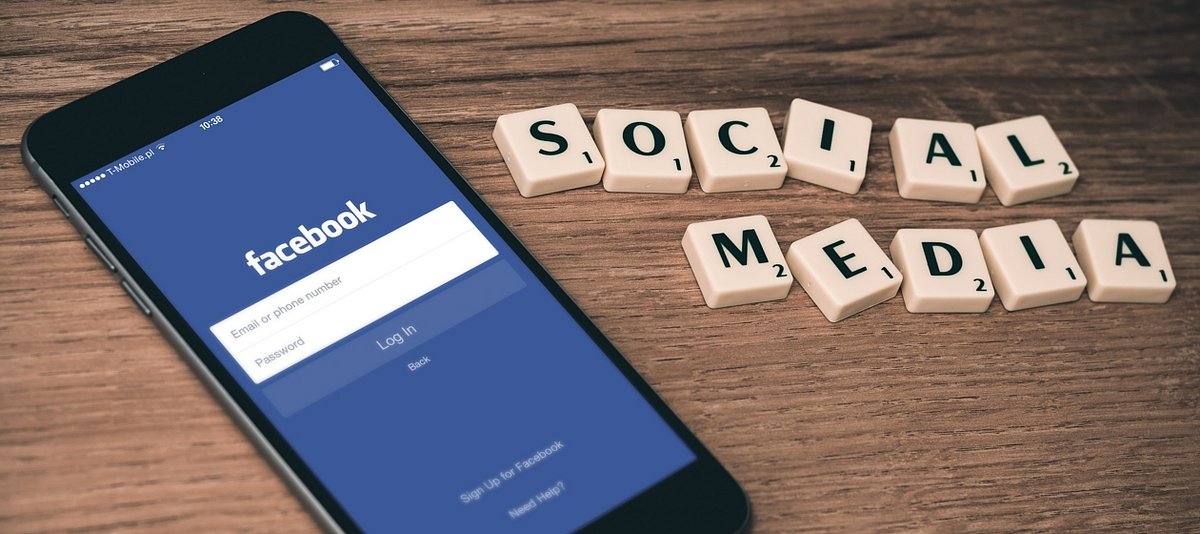 Smartphone mit Facebook App und Scrabble Schriftzug Social Media
