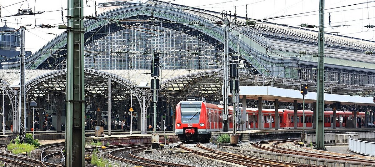 Ein Zug fährt aus dem Kölner Hauptbahnhof heraus