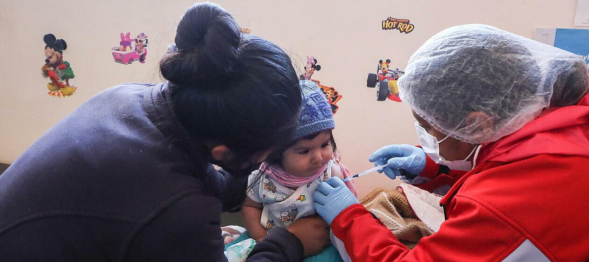 Ein Kleinkind in Bolivien erhält eine Impfung