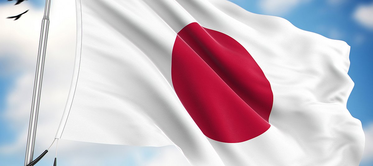 Japan Flagge vor blauem Himmel
