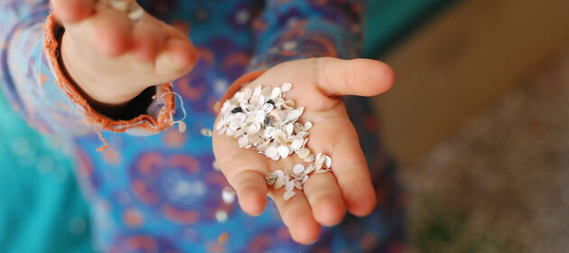 Kind spielt mit Konfetti