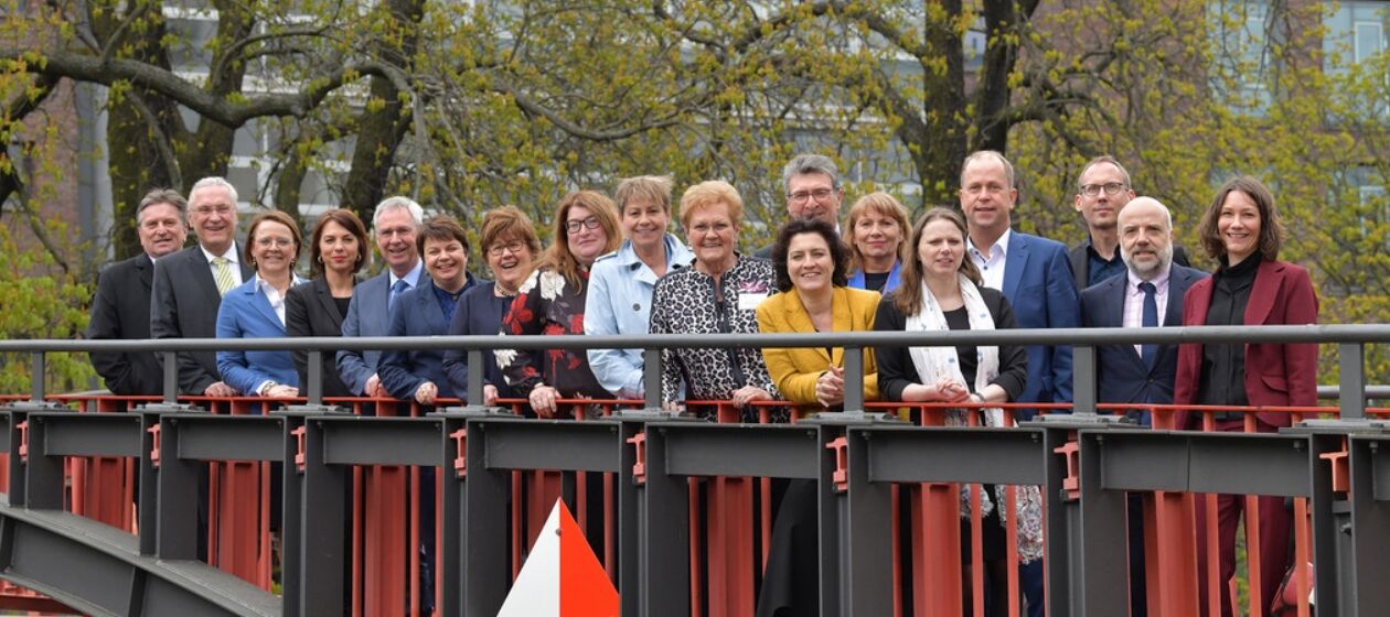 Gruppenfoto der teilnehmenden Ministerinnen und Minister, die auf einer Brücke stehen