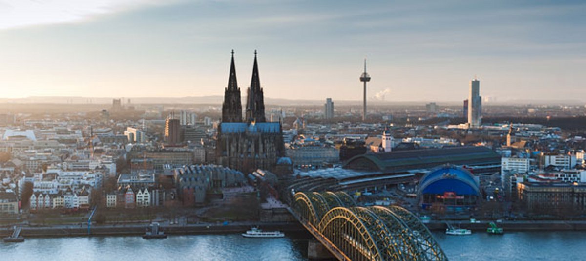 Ansicht auf den Kölner Dom mit Rheinbrücke