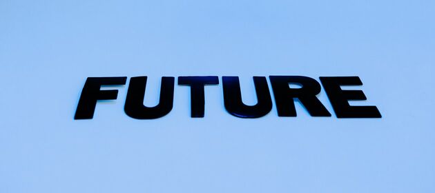 Das Wort „Future“ ist in schwarzer Farbe auf blauem Hintergrund geschrieben