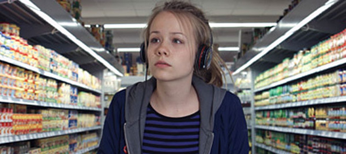 Ausschnitt aus dem Trailor des Films: Junges Mädchen zwischen Regalen im Supermarkt, (c) Medienprojekt Wuppertal