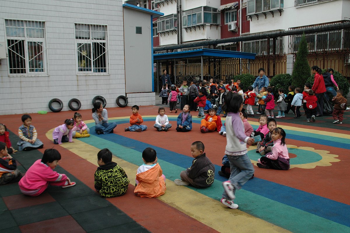 Chinesische Kinder spielen Plumpssack