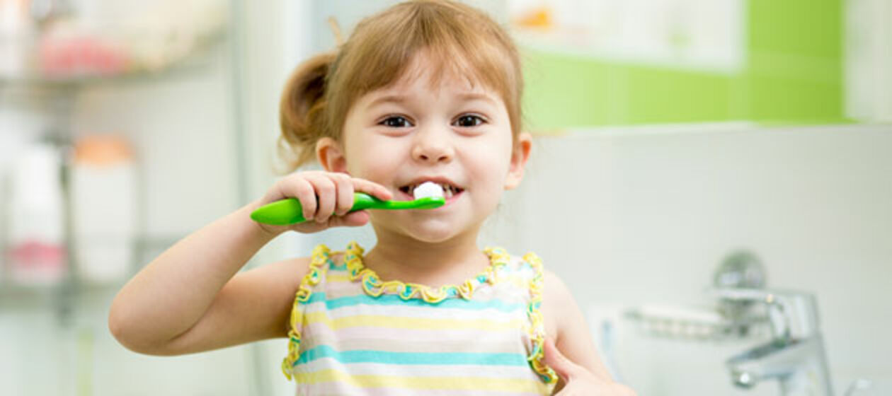Ein Mädchen putzt seine Zähne