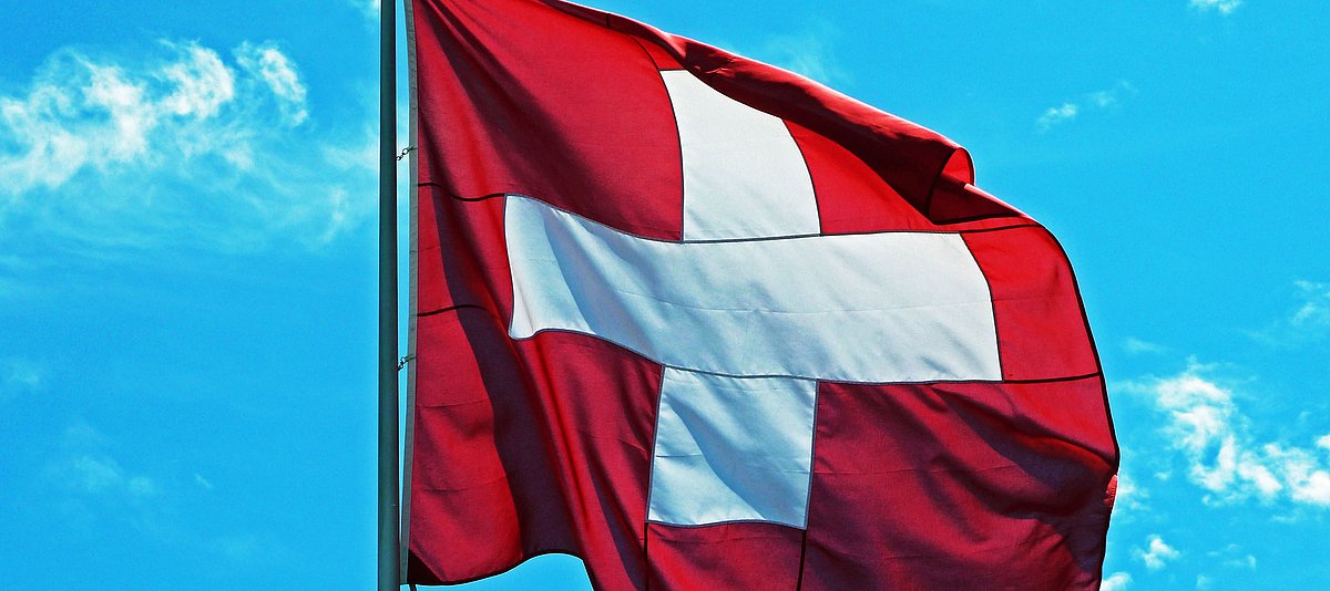 Schweizer Flagge vor blauem Himmerl